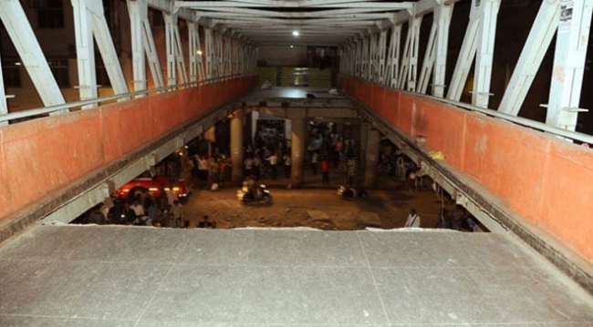 Hindistan'da yaya üst geçidi çöktü: 6 ölü, 33 yaralı